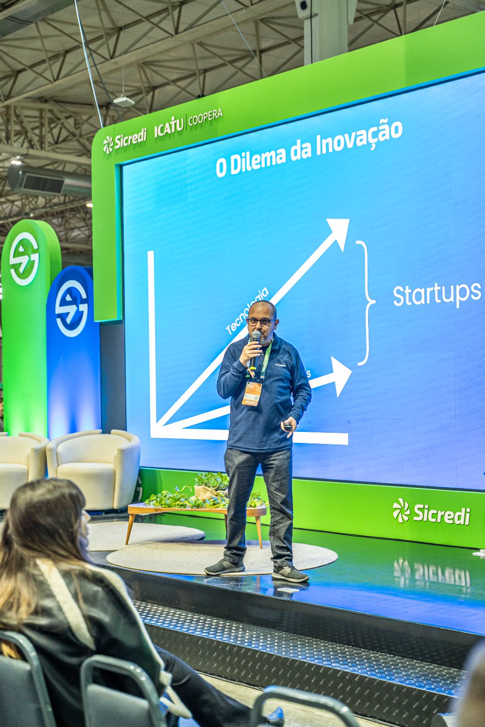 Thiago Pandolfo em palco no Sicredi Summit